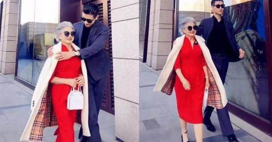 90歲「最美阿嬤」火了！一身紅裙優雅氣質，街拍獲「190高顏值孫子護航」女網友感歎：還缺孫媳婦嗎