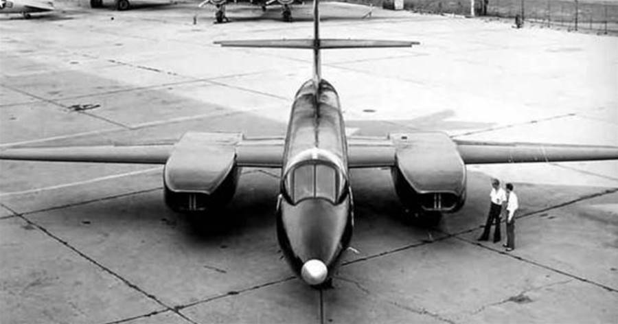 寇蒂斯.萊特XF-87「黑鷹」截擊機，源自二戰末期的噴氣式戰機計畫