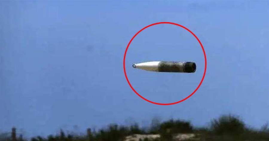 這個炮彈很特別，發射后不會爆炸，但能飄在空中偵察敵情