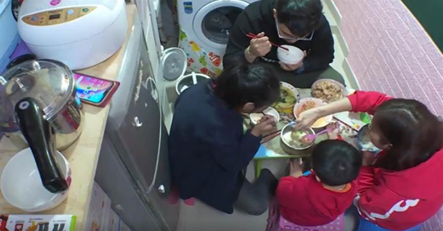 香港30歲夫妻的真實生活：住5㎡劏房，在洗衣機上做飯，太逼仄了